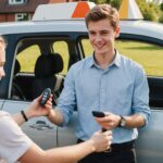 Code parrainage auto-école en ligne : le comparatif Ornikar, LePermisLibre et En Voiture Simone Jeune conducteur avec les clés de sa voiture-école